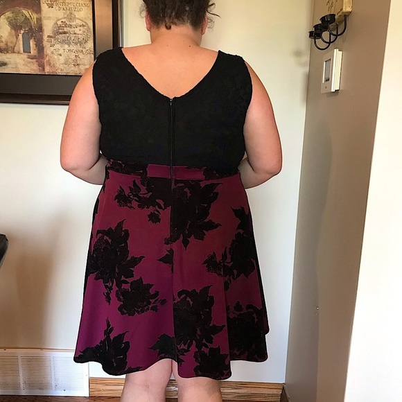 Beautiful Formal Dress with Soft Skirt Detail - Picture 3 of 10